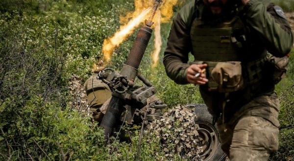 epa10648098 Members of the 10th Separate Mountain Assault Brigade 'Edelweiss', a unit of the Ukrainian Ground Forces, fire a mortar at an undisclosed location in the Bakhmut direction, Donetsk region, eastern Ukraine, 23 May 2023, amid the Russian invasion. The frontline city of Bakhmut, a key target for Russian forces, has seen heavy fighting for months. Russian troops on 24 February 2022, entered Ukrainian territory, starting a conflict that has provoked destruction and a humanitarian crisis.  EPA/OLEG PETRASYUK