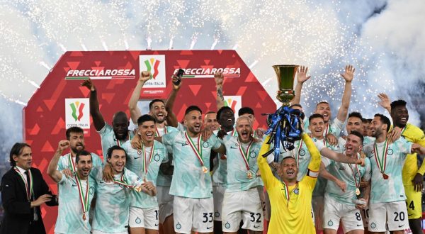 epa10651539 Players of Inter celebrate with the trophy after winning the Coppa Italia Final soccer match between ACF Fiorentina and FC Inter, in Rome, Italy, 24 May 2023.  EPA/CLAUDIO PERI