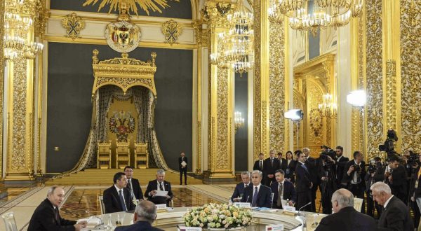 epa10652778 A handout picture made available by Kazakh President Press Service shows Eurasian Economic Commission (EEC) Chairman Mikhail Myasnikovich, Belarusian President Alexander Lukashenko, Armenian Prime Minister Nikol Pashinyan, Russian President Vladimir Putin, Kyrgyz President Sadyr Japarov and Kazakh President Kassym-Jomart Tokayev attend a meeting of the Supreme Eurasian Economic Council at the Kremlin in Moscow, Russia, 25 May 2023.  EPA/KAZAKH PRESIDENT PRESS SERVICE / HANDOUT HANDOUT EDITORIAL USE ONLY/NO SALES HANDOUT EDITORIAL USE ONLY/NO SALES