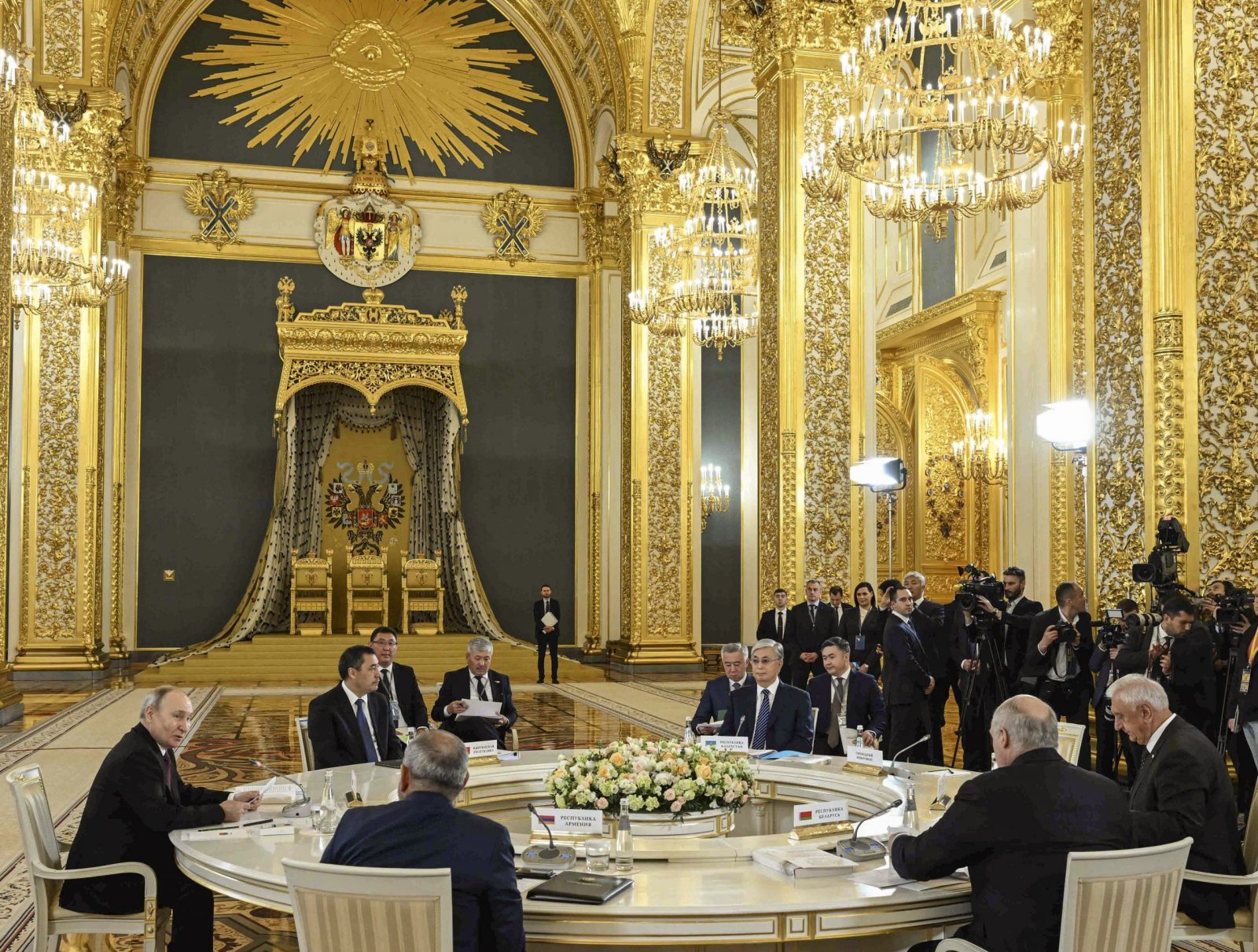 epa10652778 A handout picture made available by Kazakh President Press Service shows Eurasian Economic Commission (EEC) Chairman Mikhail Myasnikovich, Belarusian President Alexander Lukashenko, Armenian Prime Minister Nikol Pashinyan, Russian President Vladimir Putin, Kyrgyz President Sadyr Japarov and Kazakh President Kassym-Jomart Tokayev attend a meeting of the Supreme Eurasian Economic Council at the Kremlin in Moscow, Russia, 25 May 2023.  EPA/KAZAKH PRESIDENT PRESS SERVICE / HANDOUT HANDOUT EDITORIAL USE ONLY/NO SALES HANDOUT EDITORIAL USE ONLY/NO SALES