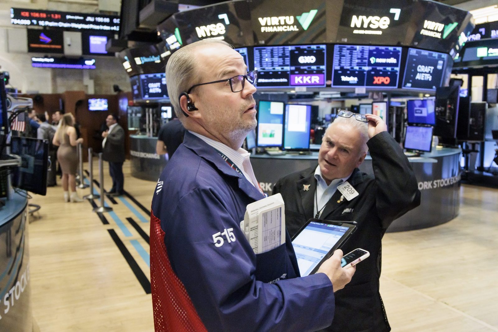 epa10652984 Traders work on the floor of the New York Stock Exchange in New York, New York, USA, 25 May 2023. Markets are continuing to watch ongoing debt ceiling negotiations taking place between President Biden and Congressional Republicans.  EPA/JUSTIN LANE