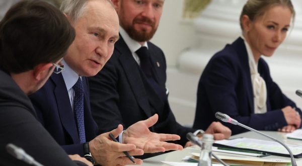epa10655529 Russian President Vladimir Putin (2-L) attends a meeting with members of the Business Russia organisation at the Kremlin in Moscow, Russia, 26 May 2023. Work on the decriminalization of legislation in terms of entrepreneurial activity will be completed in the near future, Russian President Vladimir Putin said.  EPA/MIKHAEL KLIMENTYEV / SPUTNIK / KREMLIN POOL MANDATORY CREDIT
