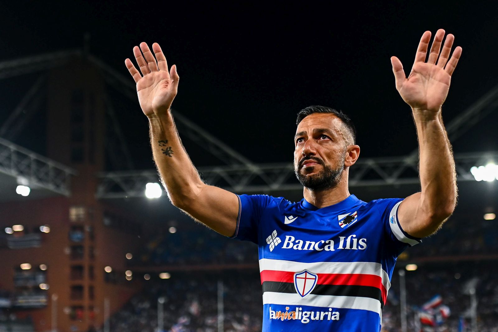 epa10656475 Sampdoria's Italian forward Fabio Quagliarella greets the crowd after his last home game for Sampdoria, after the Italian Serie A soccer match between UC Sampdoria and US Sassuolo, in Genoa, Italy, 26 May 2023.  EPA/STRINGER