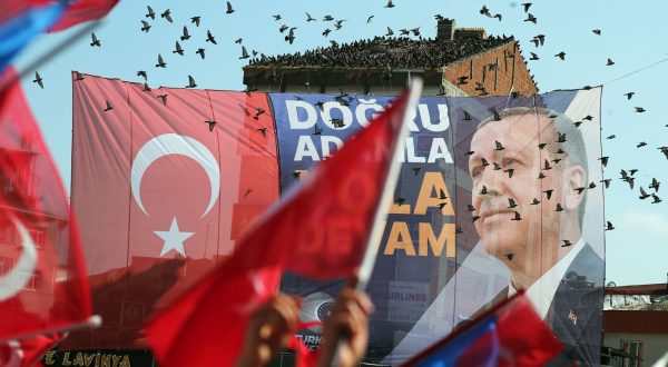 epaselect epa10655488 An election banner is seen as supporters of Turkish President Recep Tayyip Erdogan gather for his election campaign rally prior to the second round of presidential elections in Istanbul, Turkey, 26 May 2023. The second round of presidential elections between Turkish President Recep Tayyip Erdogan and his challenger Kemal Kilicdaroglu, the leader of the opposition Republican People's Party (CHP), will be held on 28 May.  EPA/ERDEM SAHIN