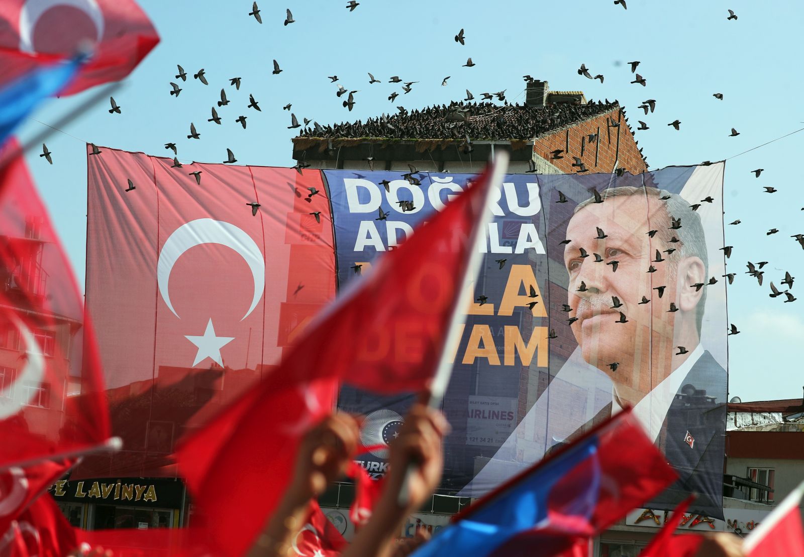 epaselect epa10655488 An election banner is seen as supporters of Turkish President Recep Tayyip Erdogan gather for his election campaign rally prior to the second round of presidential elections in Istanbul, Turkey, 26 May 2023. The second round of presidential elections between Turkish President Recep Tayyip Erdogan and his challenger Kemal Kilicdaroglu, the leader of the opposition Republican People's Party (CHP), will be held on 28 May.  EPA/ERDEM SAHIN