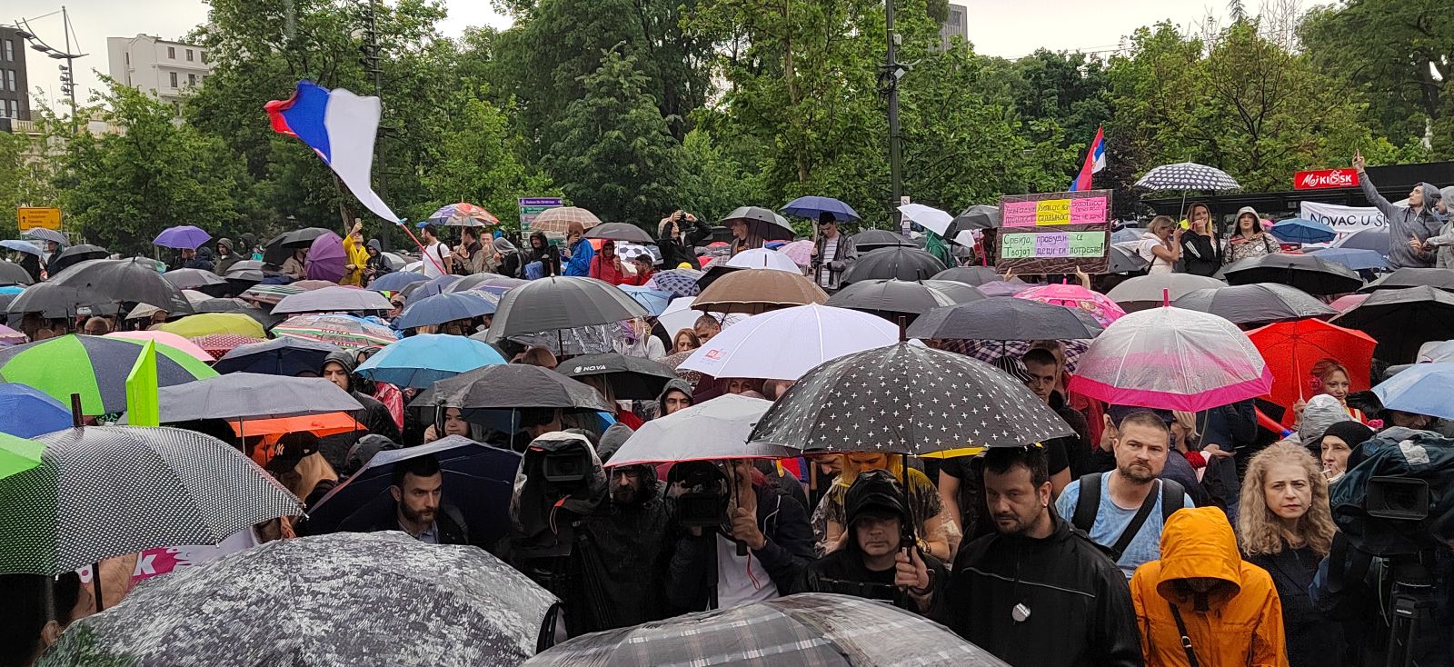 Beograd, 27.05.2023. - Sudionici četvrtog svibanjskog prosvjeda "Srbija protiv nasilja" okupili su se u subotu u središtu Beograda i ponovili zahtjeve koje vide kao preduvjet da se zaustavi promicanje i toleriranje nasilja u javnom prostoru i medijima pod kontrolom vlasti. foto HINA/ FoNet/ Marko Dragoslavić/ ml