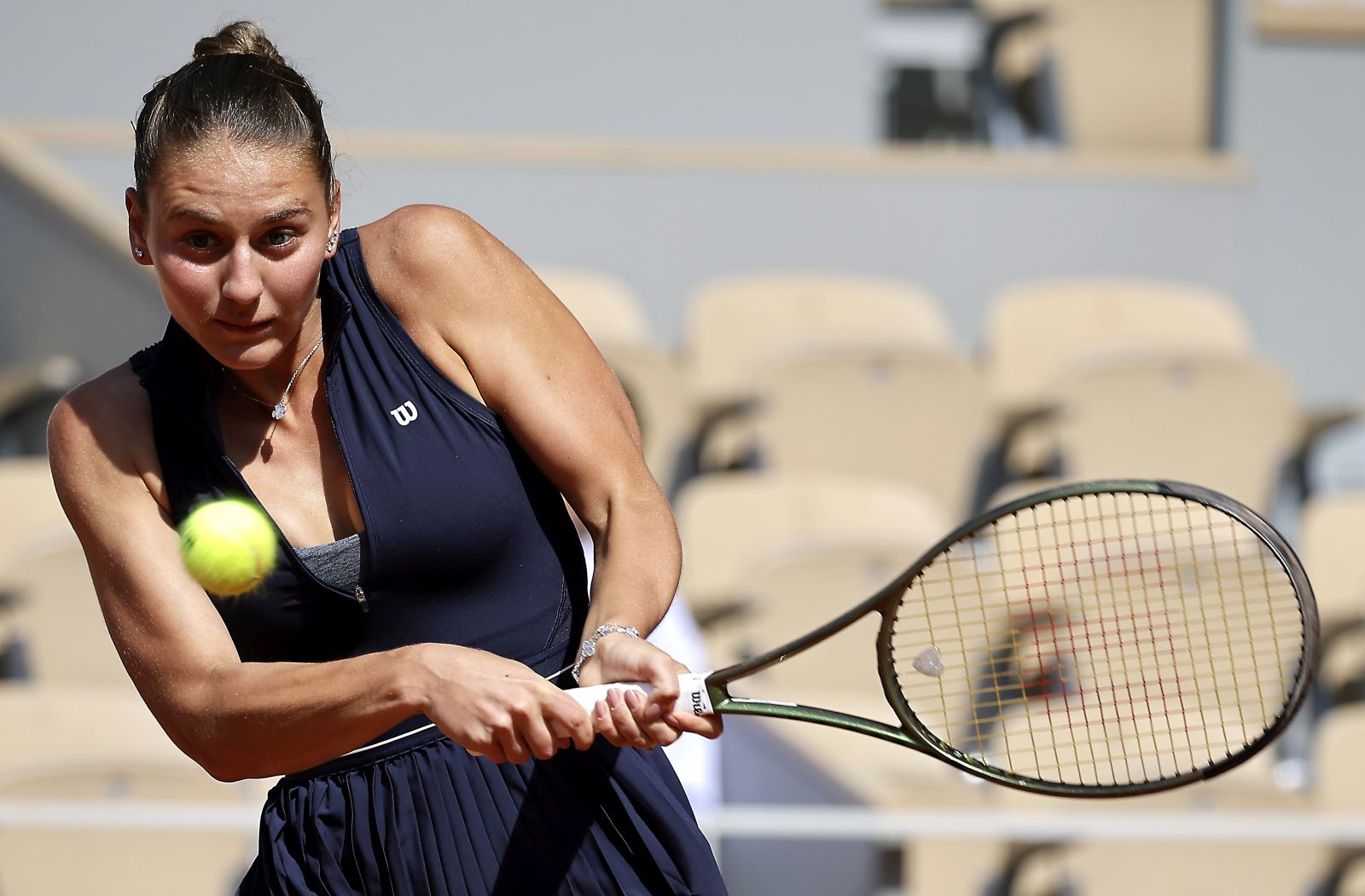 epa10659524 Marta Kostyuk of Ukraine plays Aryna Sabalenka of Russia in their Women's Singles first round match during the French Open Grand Slam tennis tournament at Roland Garros in Paris, France, 28 May 2023.  EPA/CHRISTOPHE PETIT TESSON