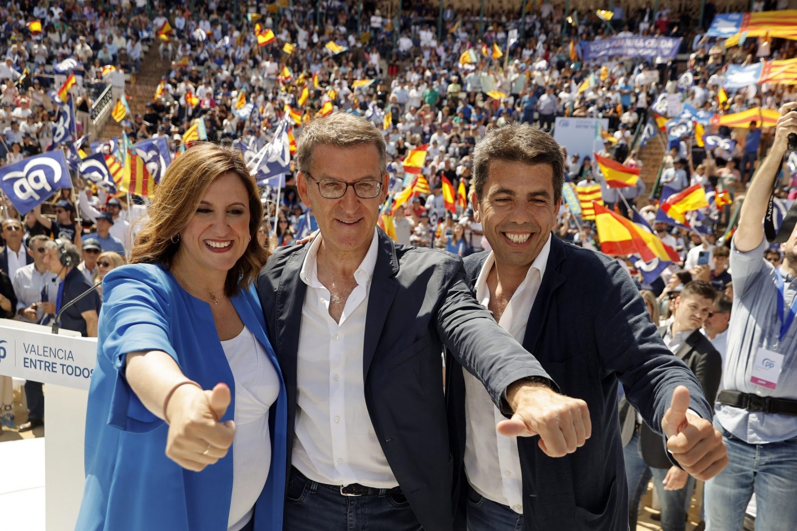 epa10643251 President of the People's Party (PP) Alberto Nunez Feijoo (C) attends a political rally at the bullring in Valencia, Spain, 21 May 2023, with PP's candidate to regional Presidency Carlos Mazon (R) and candidate to the Town Hall in Valencia Maria Jose Catala (L). Spain is holding local and regional elections throughout the country next 28 May 2023.  EPA/KAI FORSTERLING
