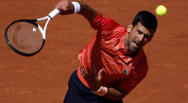 epa10661865 Novak Djokovic of Serbia serves to Aleksandar Kovacevic of the USA in their Men's Singles first round match during the French Open Grand Slam tennis tournament at Roland Garros in Paris, France, 29 May 2023.  EPA/YOAN VALAT