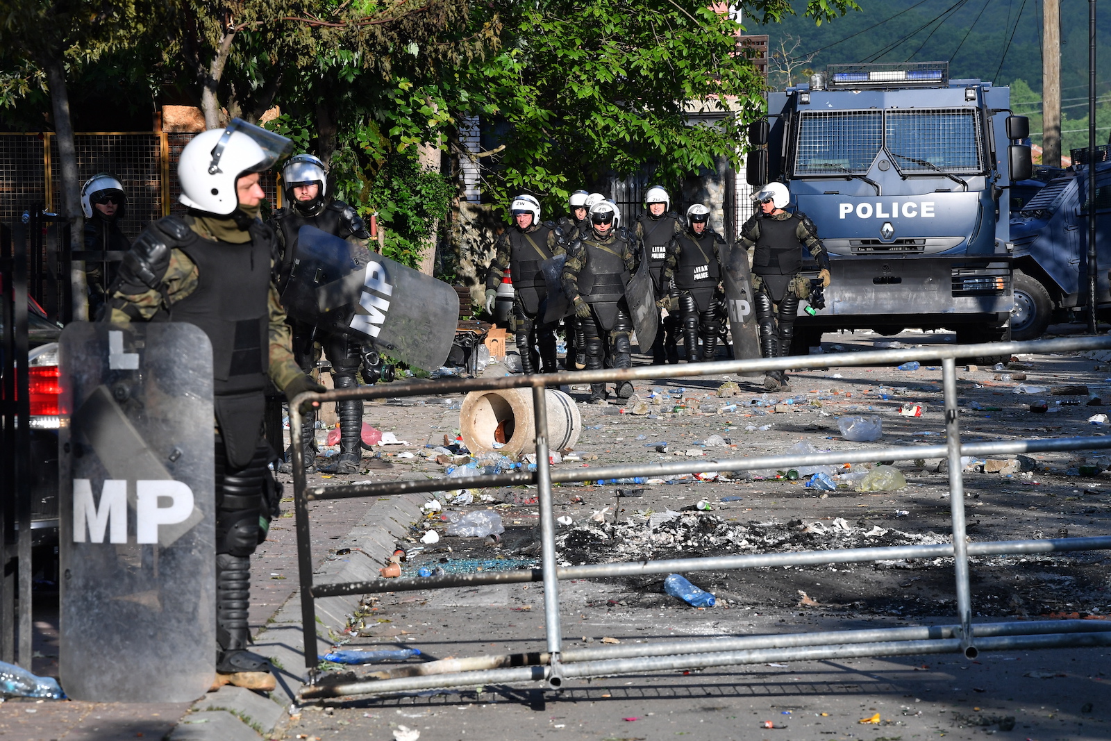 epa10662698 Soldiers of NATO-led international peacekeeping Kosovo Force (KFOR) set up positions in front of the building of the municipality in Zvecan, Kosovo, 30 May 2023. At least 25 KFOR peacekeepers and 53 civilians were injured after clashes between security forces and ethnic Serbs broke out in Zvecan on 30 May 2023. Tensions continue in northern Kosovoâ€™s region, with a majority of ethnic Serbian people, which arose after ethnic Albanians mayors took offices in four towns following elections boycotted by the Serbian community.  EPA/GEORGI LICOVSKI