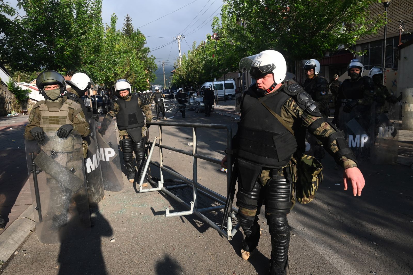 epa10662695 Soldiers of NATO-led international peacekeeping Kosovo Force (KFOR) set up positions in front of the building of the municipality in Zvecan, Kosovo, 30 May 2023. At least 25 KFOR peacekeepers and 53 civilians were injured after clashes between security forces and ethnic Serbs broke out in Zvecan on 30 May 2023. Tensions continue in northern Kosovo’s region, with a majority of ethnic Serbian people, which arose after ethnic Albanians mayors took offices in four towns following elections boycotted by the Serbian community.  EPA/GEORGI LICOVSKI