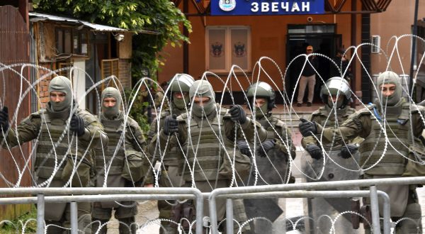 epa10664408 Soldiers of the Austrian contingent of the NATO-led international peacekeeping Kosovo Force (KFOR) set up a razor wire fence in front of the building of the municipality in Zvecan, Kosovo, 31 May 2023. At least 30 KFOR peacekeepers and 52 civilians were injured after clashes between security forces and ethnic Serbs broke out in Zvecan on 30 May 2023. Tensions continue in northern Kosovo’s region, with a majority of ethnic Serbian people, which arose after ethnic Albanians mayors took offices in four towns following elections boycotted by the Serbian community.  EPA/GEORGI LICOVSKI