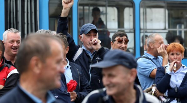 Zagreb, 31.05.2023. - Prosvjed zaposlenika Zagrebaèkog elektriènog tramvaja (ZET) odran je ispred Uprave ZET-a. Prosvjedom su eljeli upozoriti na loe stanje voznog parka zbog nemoguænosti odravanja i posljediène ugroenosti sigurnosti vozaèa i putnika te na slaba primanja i loe radne uvjete. foto HINA/ Lana SLIVAR DOMINIÆ/ lsd