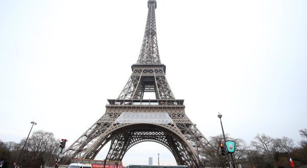 27.01.2017., Pariz, Francuska - Pariz je glavni i najveci grad Francuske. Smjesten je na obalama rijeke Seine u sjevernoj Francuskoj, u sredistu pokrajine Ile-de-France, takodjer poznate kao Pariska regija. Stanovnistvo grada Pariza, u svojim od 1860. uvelike nepromijenjenim granicama, procijenjuje se na 2 167 994 (sijecanj 2006.), ali metropolitansko podrucje naseljava vise od 11 milijuna stanovnika, kao najnaseljenije metropolitansko podrucje u Eurozoni. Kao vazno naselje tijekom vise od dva tisucljeca, Pariz je danas jedan od vodecih svjetskih poslovnih i kulturnih sredista, s utjecajima na politiku, obrazovanje, zabavu, masovne medije, modu, znanost i umjetnost, sto sve doprinosi statusu Pariza kao jednog od globalnih gradova. U skladu s procjenama iz 2005., parisko gradsko podrucje najveca je europska gradska ekonomija, i peta u svijetu u popisu svjetskih gradova prema BDP-u. Eiffelov toranj je zeljezni toranj sagradjen na Champ de Mars pokraj rijeke Seine u Parizu. To je najvisa gradjevina u Parizu visoka 300 metara i jedan od najprepoznatljivijih svjetskih simbola. Nazvan po svom dizajneru, inzenjeru Alexandreu Gustavu Eiffelu, vrhunska je turisticka atrakcija. "nPhoto: Goran Stanzl/PIXSELL