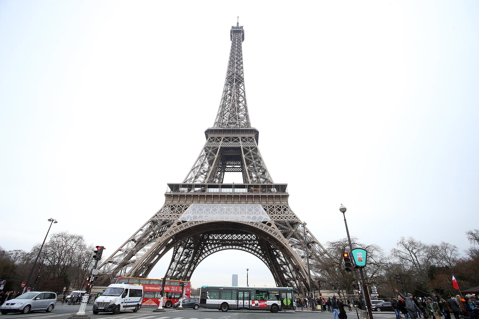 27.01.2017., Pariz, Francuska - Pariz je glavni i najveci grad Francuske. Smjesten je na obalama rijeke Seine u sjevernoj Francuskoj, u sredistu pokrajine Ile-de-France, takodjer poznate kao Pariska regija. Stanovnistvo grada Pariza, u svojim od 1860. uvelike nepromijenjenim granicama, procijenjuje se na 2 167 994 (sijecanj 2006.), ali metropolitansko podrucje naseljava vise od 11 milijuna stanovnika, kao najnaseljenije metropolitansko podrucje u Eurozoni. Kao vazno naselje tijekom vise od dva tisucljeca, Pariz je danas jedan od vodecih svjetskih poslovnih i kulturnih sredista, s utjecajima na politiku, obrazovanje, zabavu, masovne medije, modu, znanost i umjetnost, sto sve doprinosi statusu Pariza kao jednog od globalnih gradova. U skladu s procjenama iz 2005., parisko gradsko podrucje najveca je europska gradska ekonomija, i peta u svijetu u popisu svjetskih gradova prema BDP-u. Eiffelov toranj je zeljezni toranj sagradjen na Champ de Mars pokraj rijeke Seine u Parizu. To je najvisa gradjevina u Parizu visoka 300 metara i jedan od najprepoznatljivijih svjetskih simbola. Nazvan po svom dizajneru, inzenjeru Alexandreu Gustavu Eiffelu, vrhunska je turisticka atrakcija. "nPhoto: Goran Stanzl/PIXSELL