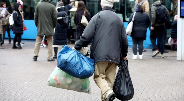 01.03.2023., Zagreb - Ako se itko nadao da ce scene starijih ljudi koji po gradu skupljaju boce zbog prezivljavanja sa niskim primanjima postati rjedje, svakodnevna poskupljenja u svim podrucijima odlucno dematirajaju takva ocekivanja i velike skupine gradjana guraju preko praga siromastva. Photo: Patrik Macek/PIXSELL