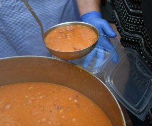 01.05.2020., Djurdjevac - 'Grah to go' formula je kojom su Djurdjevcani doskocili koronavirusu i zabrani okupljanja. Naime, Grad, Turisticka zajednica i restoran pivnica Stari Grad odlucili su nastaviti prvosvibanjsku tradiciju podjelu graha sugradjanima. Medjutim, ovog puta grah je pakiran u posudice za ponijeti doma, a cime je izbjegnuto druzenje i okupljanje, dok su gradjani cekajuci na svoju porciju stajali na sigurnosnom razmaku. rPhoto:Damir Spehar/PIXSELL