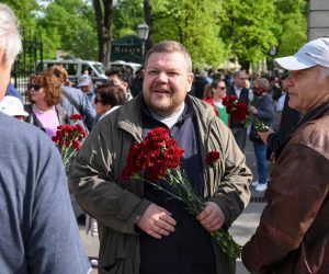 01.05.2023., Zagreb - Ivan Racan i Josko Klisovic dijelili su karanfile u parku Maksimir povodom proslave Praznika rada. Photo: Davor Puklavec/PIXSELL