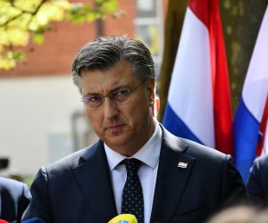 01.05.2023., Okucani - Polaganjem vijenaca i paljenjem svijeca kod spomen obiljezja Kristalne kocke vedrine, drzavni vrh, predstavnici braniteljskih udruga i obitelji obiljezili su 28. godisnjicu vojno-redarstvene operacije Bljeska te odali pocast poginulima. Photo: Ivica Galovic/PIXSELL