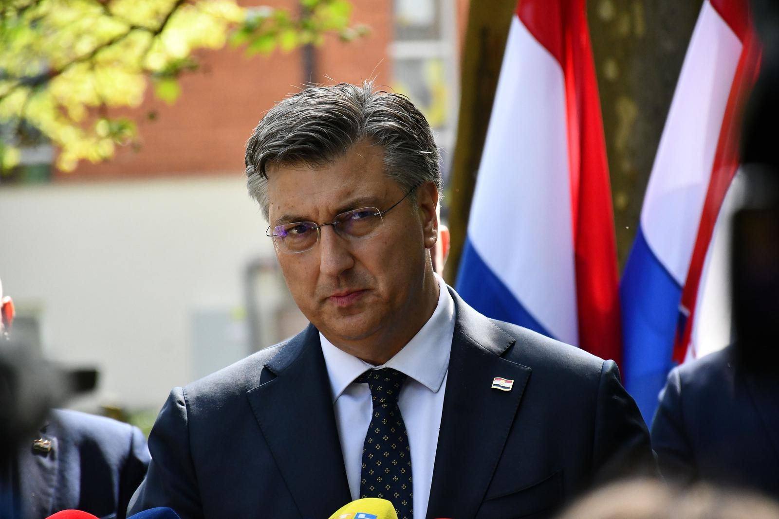 01.05.2023., Okucani - Polaganjem vijenaca i paljenjem svijeca kod spomen obiljezja Kristalne kocke vedrine, drzavni vrh, predstavnici braniteljskih udruga i obitelji obiljezili su 28. godisnjicu vojno-redarstvene operacije Bljeska te odali pocast poginulima. Photo: Ivica Galovic/PIXSELL