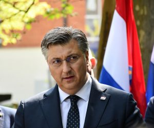 01.05.2023., Okucani - Polaganjem vijenaca i paljenjem svijeca kod spomen obiljezja Kristalne kocke vedrine, drzavni vrh, predstavnici braniteljskih udruga i obitelji obiljezili su 28. godisnjicu vojno-redarstvene operacije Bljeska te odali pocast poginulima. Photo: Ivica Galovic/PIXSELL