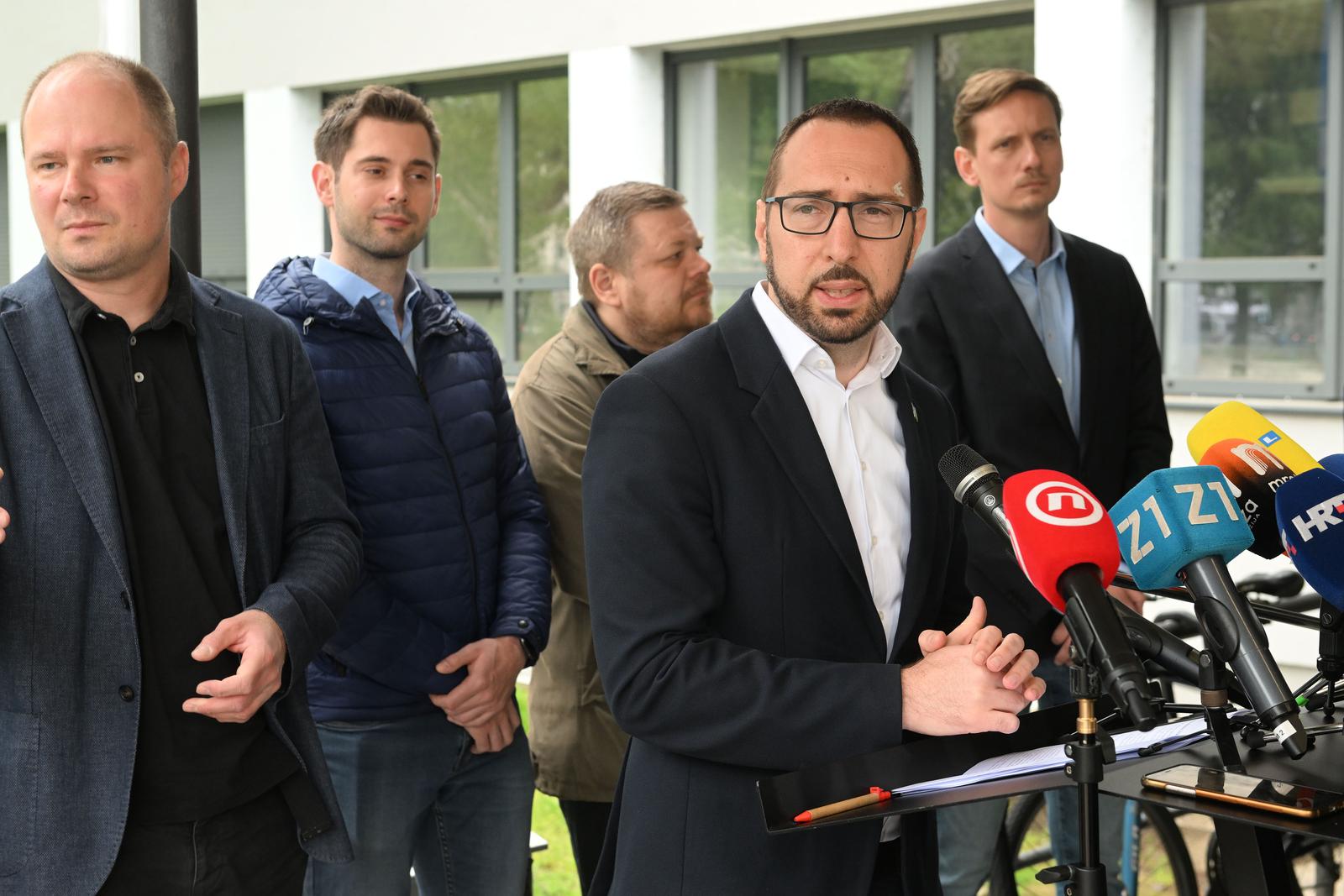 2.5.2023., Zagreb - Gradonacelnik Grada Zagreba Tomislav Tomasevic sa svojim suradnicima obisao je radove na uredjenjue  Trga Kresimira Cosica, te odrzao konferenciju za medije. Photo: Davorin Visnjic/PIXSELL