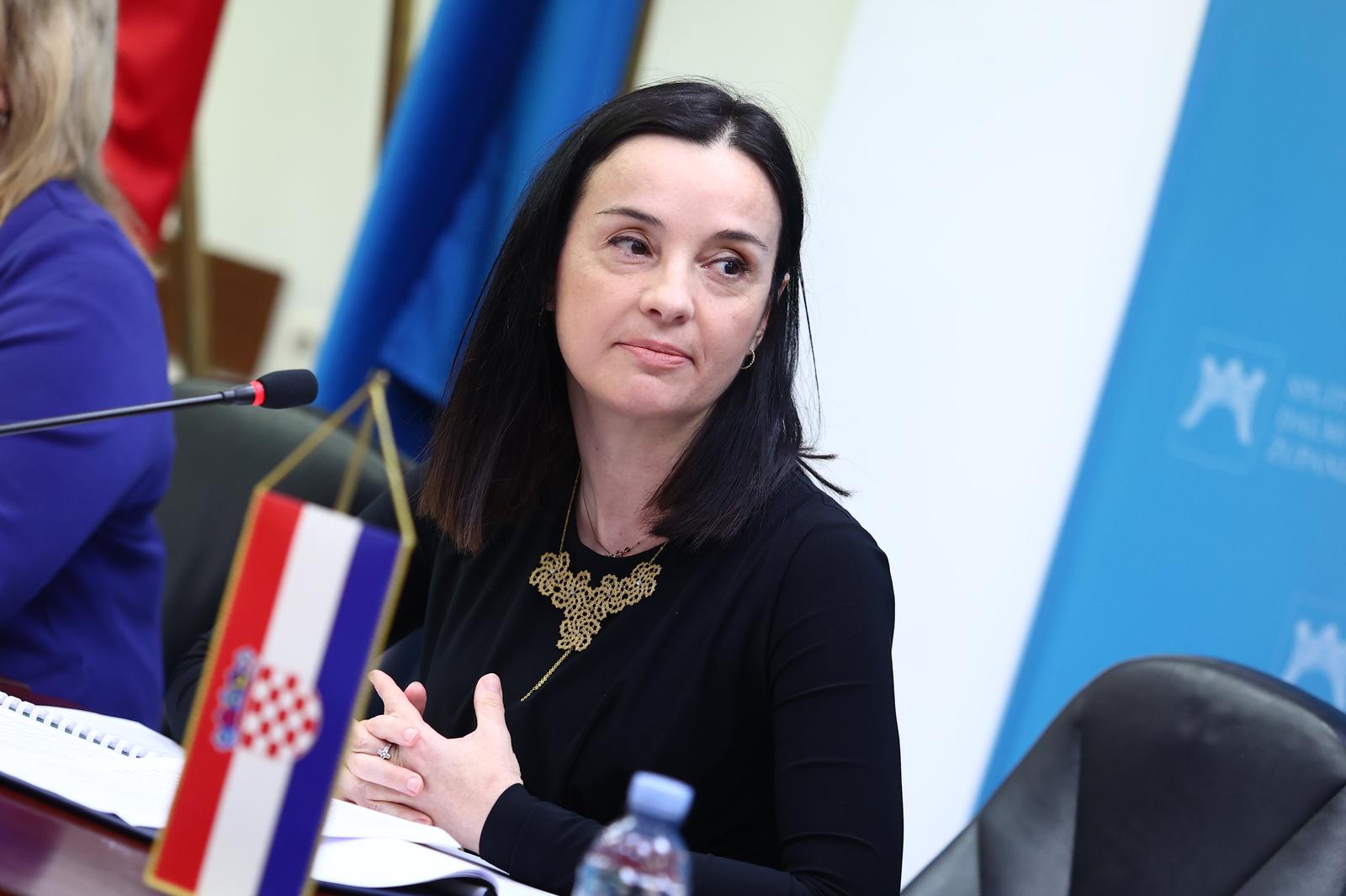 02.05.2023., Split - Ministrica poljoprivrede Marija Vuckovic dodijelila nove ugovore o potporama iz Programa ruralnog razvoja. Korisnicima se urucilo 14 novih ugovora u ukupnoj vrijednosti odobrene potpore vece od 1,6 milijuna eura, a odnose se na sufinanciranje projekata malih i mladih poljoprivrednika, ulaganja u visegodisnje nasade i rasadnicarstvo, u preradu drva te koristenje obnovljivih izvora energije.
Marija Vuckovic Photo: Miroslav Lelas/PIXSELL