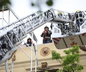 02.05.2023., Zagreb - Dio zgrade i gradjevinska skela koji su bili postavljeni na Muzeju za umjetnost i obrt urusio se na nogostup i parkirane automobile u Klaicevoj ulici. Photo: Patrik Macek/PIXSELL