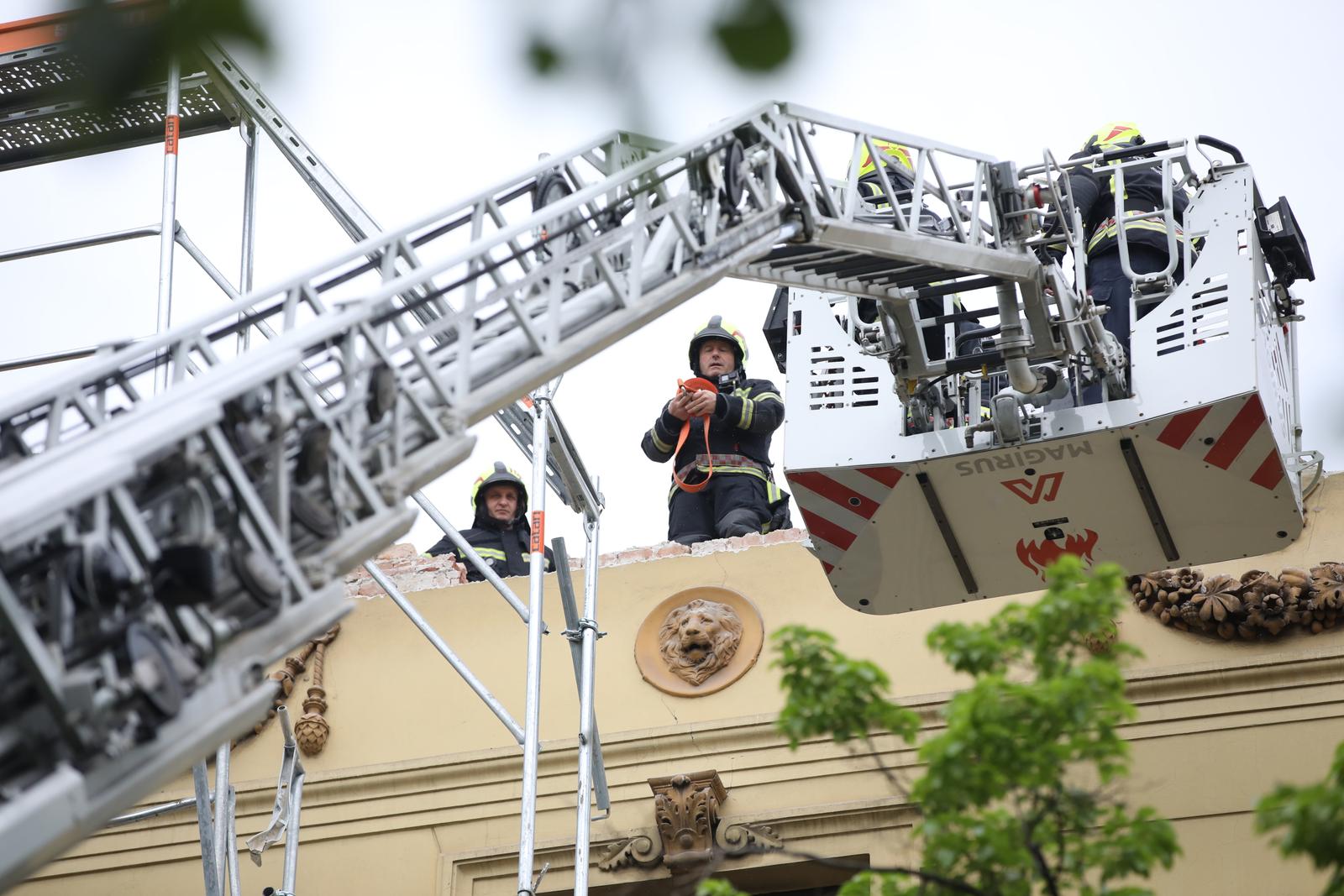 02.05.2023., Zagreb - Dio zgrade i gradjevinska skela koji su bili postavljeni na Muzeju za umjetnost i obrt urusio se na nogostup i parkirane automobile u Klaicevoj ulici. Photo: Patrik Macek/PIXSELL