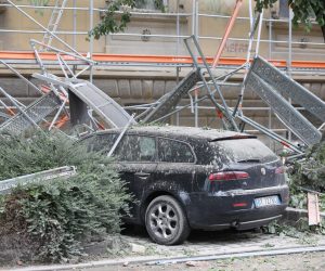 02.05.2023., Zagreb - Dio zgrade i gradjevinska skela koji su bili postavljeni na Muzeju za umjetnost i obrt urusio se na nogostup i parkirane automobile u Klaicevoj ulici. Photo: Patrik Macek/PIXSELL