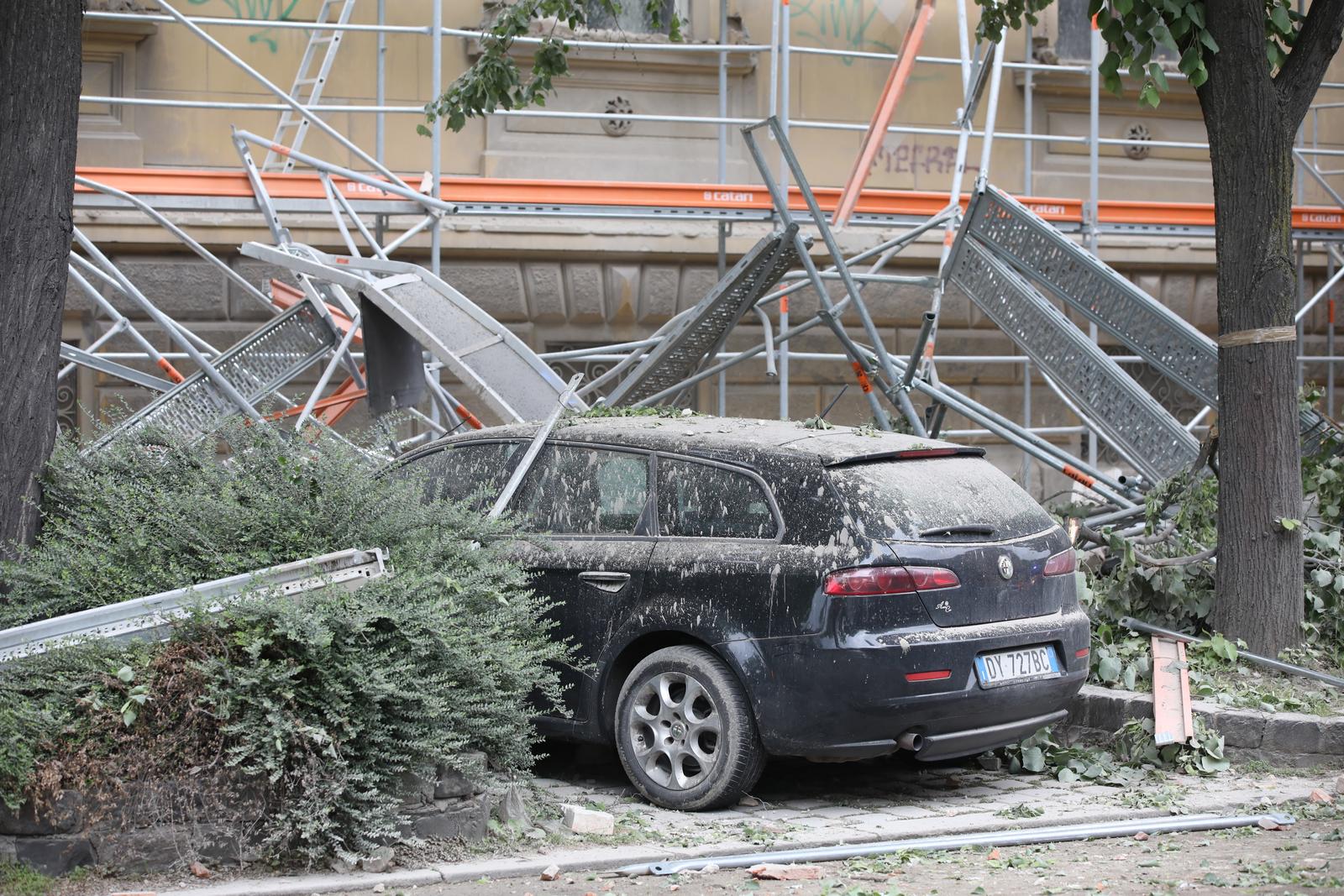 02.05.2023., Zagreb - Dio zgrade i gradjevinska skela koji su bili postavljeni na Muzeju za umjetnost i obrt urusio se na nogostup i parkirane automobile u Klaicevoj ulici. Photo: Patrik Macek/PIXSELL