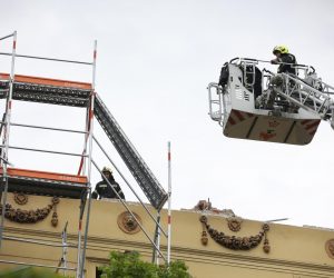 02.05.2023., Zagreb - Dio zgrade i gradjevinska skela koji su bili postavljeni na Muzeju za umjetnost i obrt urusio se na nogostup i parkirane automobile u Klaicevoj ulici. Photo: Patrik Macek/PIXSELL
