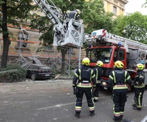 02.05.2023., Zagreb - Dio zgrade i gradjevinska skela koji su bili postavljeni na Muzeju za umjetnost i obrt urusio se na nogostup i parkirane automobile u Klaicevoj ulici. Photo: Patrik Macek/PIXSELL