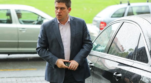 02.05.2023., Zagreb - Clanovi HDZ-a dolaze u sredisnjicu stranke na Trgu zrtava fasizma na sjednicu Predsjednistva HDZ-a. Oleg Butkovic, potpredsjednik Vlade i ministar mora, prometa i infrastrukture Photo: Jurica Galoic/PIXSELL