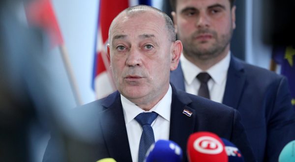 03.04.2023., Sisak - U Poduzetnickom inkubatoru Sisak - PISAK potpisan je Ugovor o javnoj usluzi prijevoza putnika u cestovnom prometu. potpredsjednik Vlade i ministar branitelja Tomo Medved Photo: Slaven Branislav Babic/PIXSELL