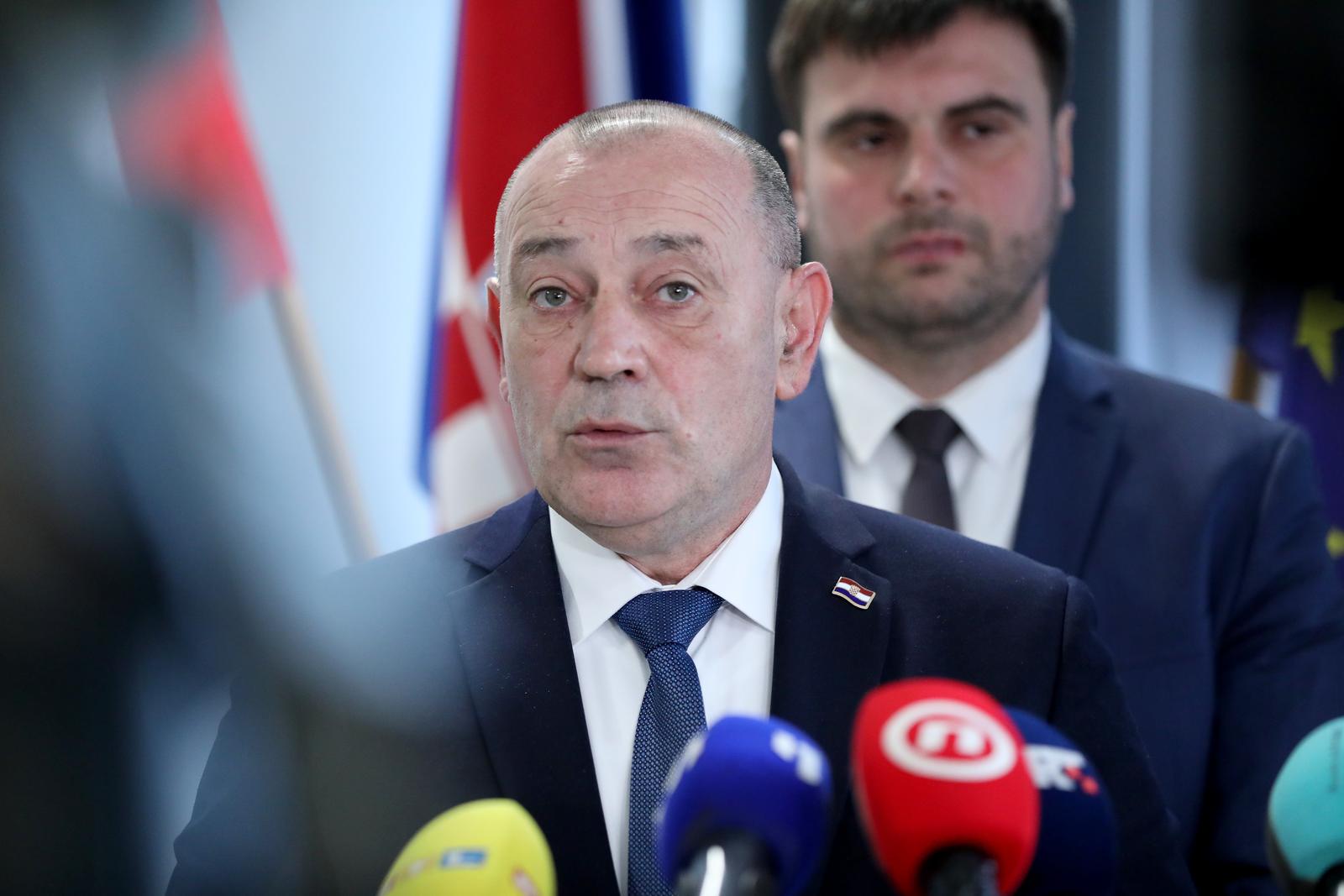 03.04.2023., Sisak - U Poduzetnickom inkubatoru Sisak - PISAK potpisan je Ugovor o javnoj usluzi prijevoza putnika u cestovnom prometu. potpredsjednik Vlade i ministar branitelja Tomo Medved Photo: Slaven Branislav Babic/PIXSELL