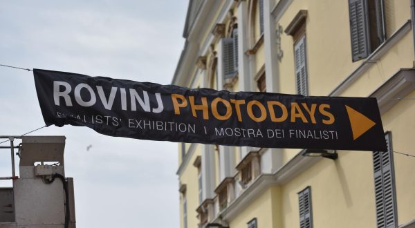 03.05.2018., Rovinj - Rovinj se sprema za Rovinj Photodays. 11. izdanje medjunarodnog festivala fotografije odrzava se prvog vikenda u svibnju, kada se grad ponovno pretvara u jedinstvenu foto galeriju na otvorenome, a posjetitelji ce na glavnom gradskom trgu moci uzivati u najboljim fotografijama snimljenim protekle godine.rPhoto: Dusko Marusic/PIXSELLr