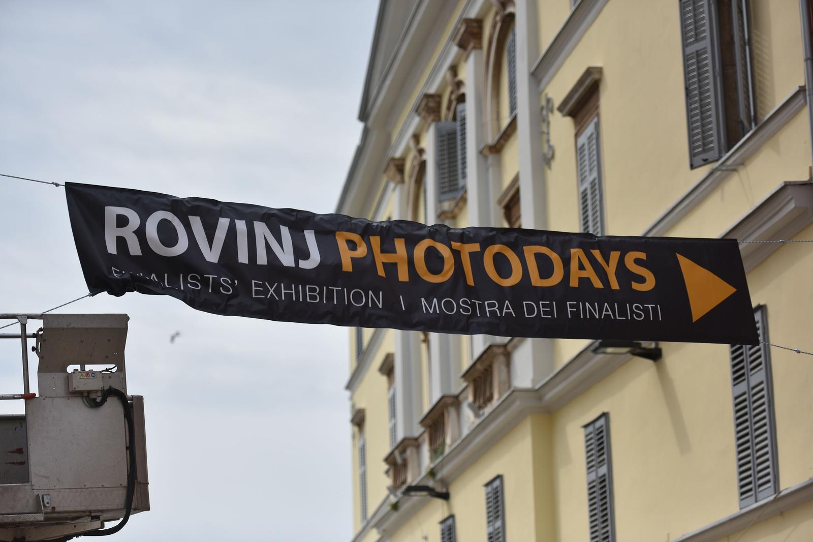 03.05.2018., Rovinj - Rovinj se sprema za Rovinj Photodays. 11. izdanje medjunarodnog festivala fotografije odrzava se prvog vikenda u svibnju, kada se grad ponovno pretvara u jedinstvenu foto galeriju na otvorenome, a posjetitelji ce na glavnom gradskom trgu moci uzivati u najboljim fotografijama snimljenim protekle godine.rPhoto: Dusko Marusic/PIXSELLr