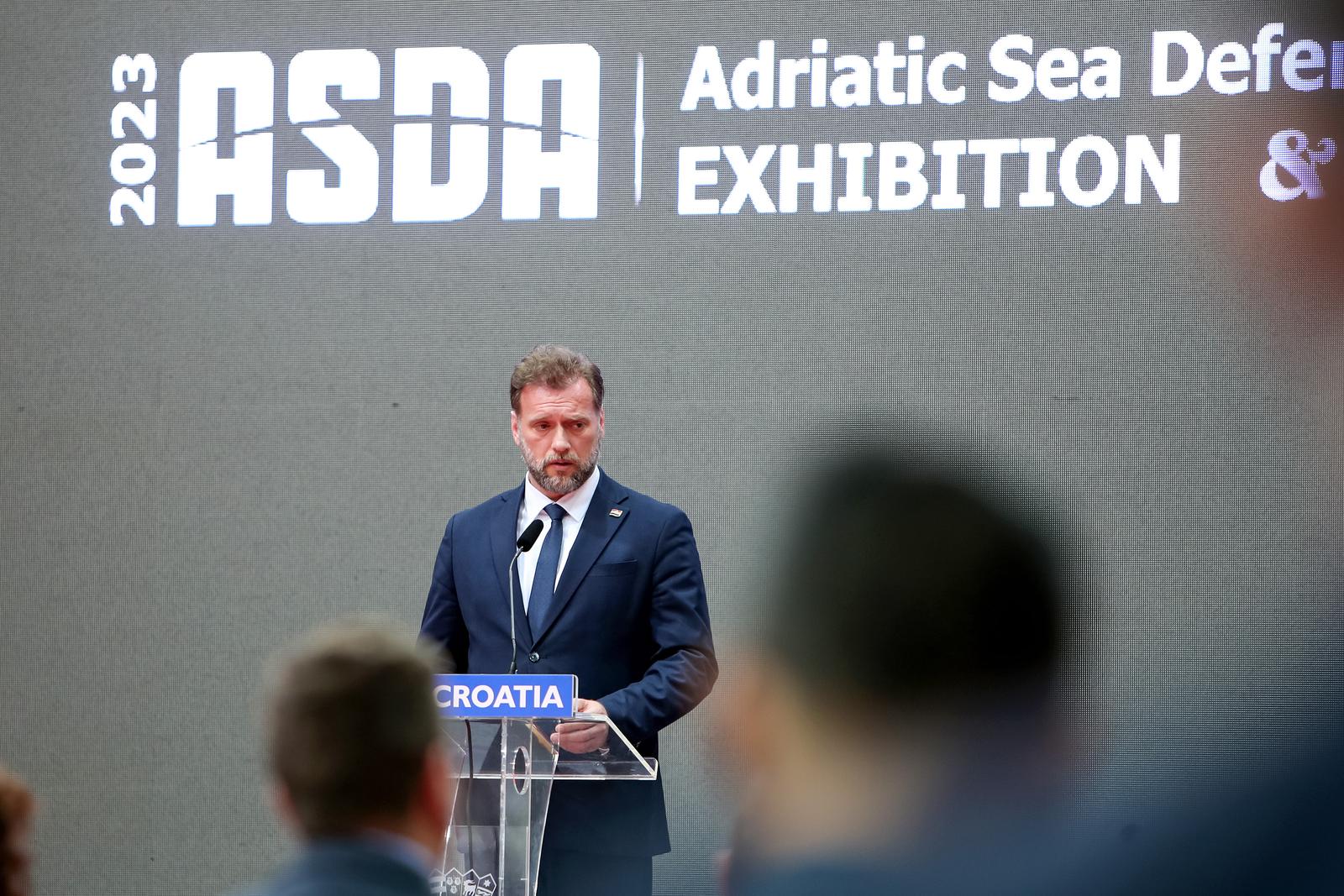 03.05.2023., Zadar - Medjunarodna izlozba proizvodjaca naoruzanja i vojne opreme - Jadranska vojna i zrakoplovna izlozba i konferencija (Adriatic Sea Defense & Aerospace Exhibition and Conference - ASDA).  Ova se izlozba odrzava sedmi put u Hrvatskoj. Zadar je domacin izlozbe prvi put, u dvorani Kresimira Cosica, od 3. do 5. svibnja. Organizator izlozbe je americka tvrtka TNT Production Inc., specijalizirana za organizaciju sajamskih priredbi takvog tipa, a Vlada RH je pokrovitelj, uz potporu Ministarstva obrane. Mario Banozic, ministar obrane Photo: Sime Zelic/PIXSELL