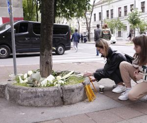 03, May, 2023, Belgrade - Citizens lay flowers and light candles in front of the "Vladislav Ribnikar" Elementary School, where a tragedy occurred this morning when a seventh-grade student killed eight students and a security guard. Photo: Amir Hamzagic/ATAImages

03, maj, 2023, Beograd - Gradjani polazu cvece i pale svece ispred Osnovne skole "Vladislav Ribnikar” gde se jutros desila tragedija kada je ucenik sedmog razreda ubio osam ucenika i radnika obezbedjena. Photo: Amir Hamzagic/ATAImages Photo: Amir Hamzagic/ATAImages/PIXSELL