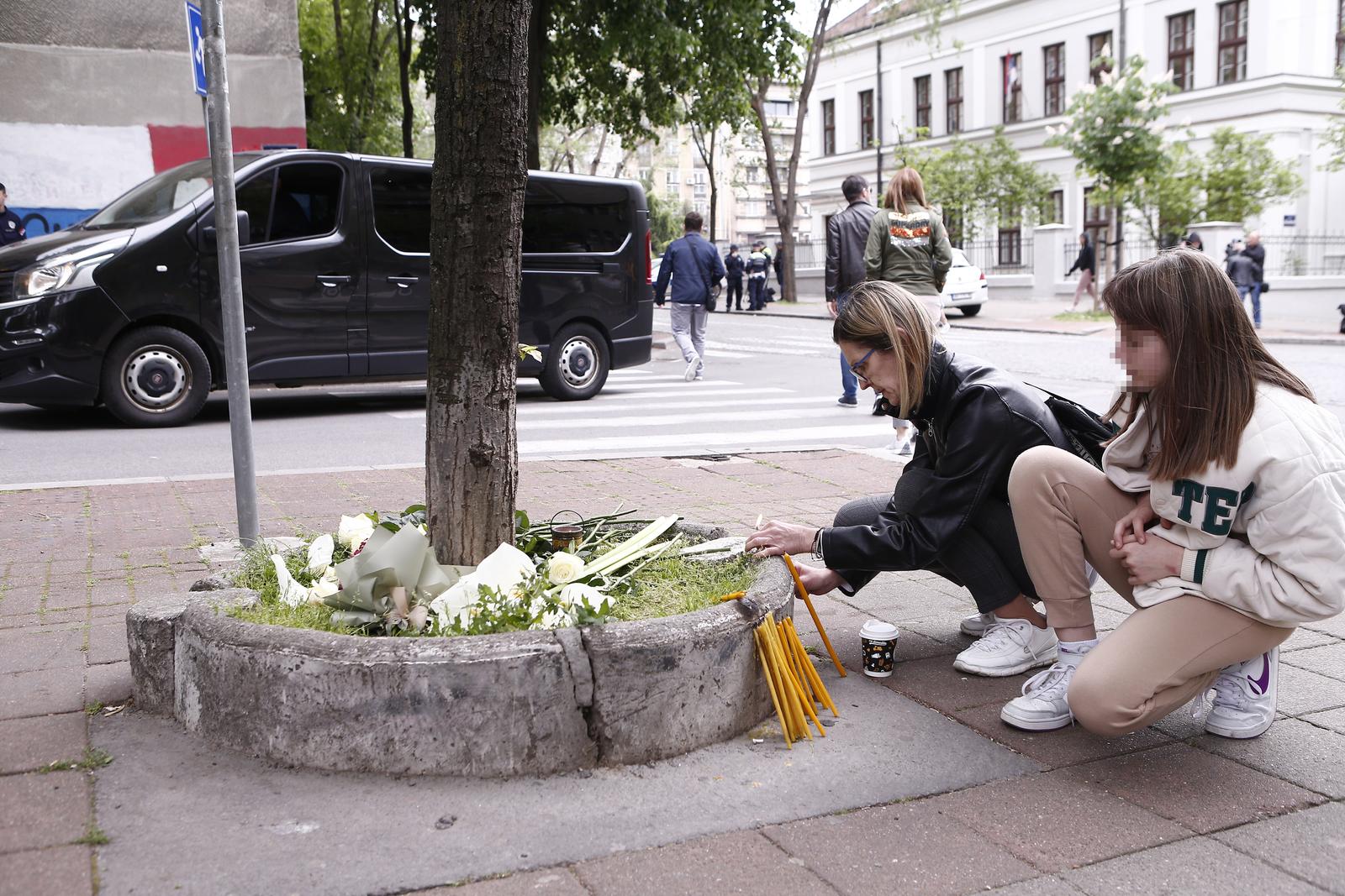 03, May, 2023, Belgrade - Citizens lay flowers and light candles in front of the "Vladislav Ribnikar" Elementary School, where a tragedy occurred this morning when a seventh-grade student killed eight students and a security guard. Photo: Amir Hamzagic/ATAImages

03, maj, 2023, Beograd - Gradjani polazu cvece i pale svece ispred Osnovne skole "Vladislav Ribnikar” gde se jutros desila tragedija kada je ucenik sedmog razreda ubio osam ucenika i radnika obezbedjena. Photo: Amir Hamzagic/ATAImages Photo: Amir Hamzagic/ATAImages/PIXSELL