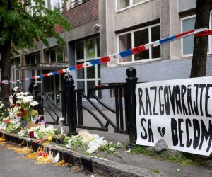 04.05.2023., Beograd - Brojni ljudi okupljeni ispred osnovne skole "Vladislav Ribnikar" gdje je 14-godisnji ucenik ubio osmero djece i zastitata zapalili su svijece i oplakuju zrtve nasilja. Photo: Armin Durgut/PIXSELL