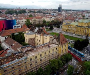 03.05.2023., Zagreb - Dio zgrade i gradjevinska skela koji su bili postavljeni na Muzeju za umjetnost i obrt urusio se na nogostup i parkirane automobile u Klaicevoj ulici. Fotografije iz zraka. Photo: Igor Kralj/PIXSELL