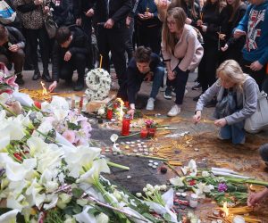 04.05.2022., Beograd, Srbija - Ulica u kojoj se nalazi skola neprohodna zbog najavljenog dolaska ucenika svih skola u Beogradu. Svi su dosli kako bi zapalili svijecu i polozili cvijece. Photo: Davor Javorovic/PIXSELL