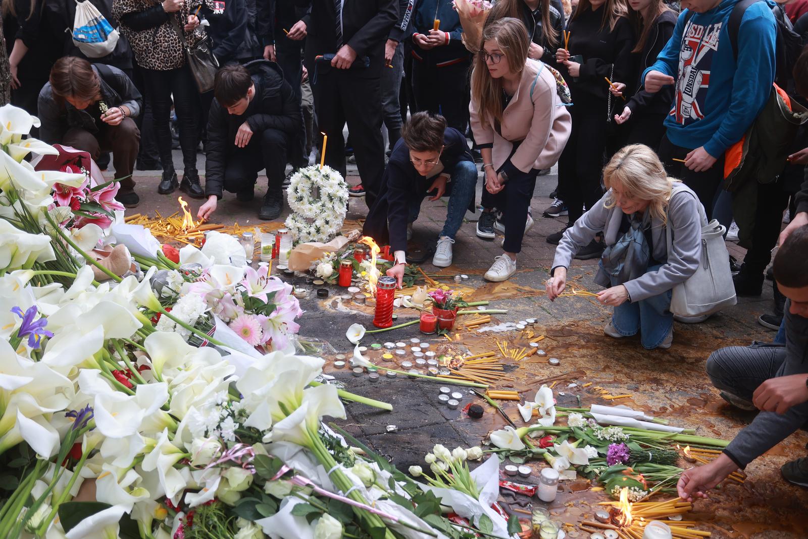 04.05.2022., Beograd, Srbija - Ulica u kojoj se nalazi skola neprohodna zbog najavljenog dolaska ucenika svih skola u Beogradu. Svi su dosli kako bi zapalili svijecu i polozili cvijece. Photo: Davor Javorovic/PIXSELL