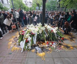 04.05.2022., Beograd, Srbija - Ulica u kojoj se nalazi skola neprohodna zbog najavljenog dolaska ucenika svih skola u Beogradu. Svi su dosli kako bi zapalili svijecu i polozili cvijece. Photo: Davor Javorovic/PIXSELL