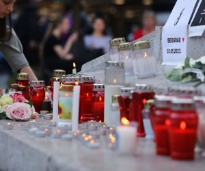 04.05.2023., Zagreb - U centru Zagreba na Cvjetnom trgu gradjani su poceli paliti svijece za zrtve stradale u pokolju u Osnovnoj Skoli Vladislava Ribnikara u Beogradu. Photo: Emica Elvedji/PIXSELL