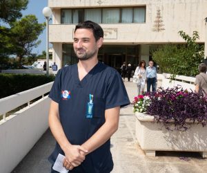 04.09.2019., Dubrovacka bolnica, Dubrovnik - Medicinske sestre i tehnicari, ali i dio lijecnika, prosvjedovao je danas ispred dubrovacke bolnice. Ovaj mirni prosvjed odrzan je uslijed zahtjeva sindikalista da se djelatnicima u zdravstvu povecaju place, a sto je Ministarstvo zdravstva prvo parafiralo da bi Vlada RH odbacila. Ivan Vecerin.rPhoto: Grgo Jelavic/PIXSELL