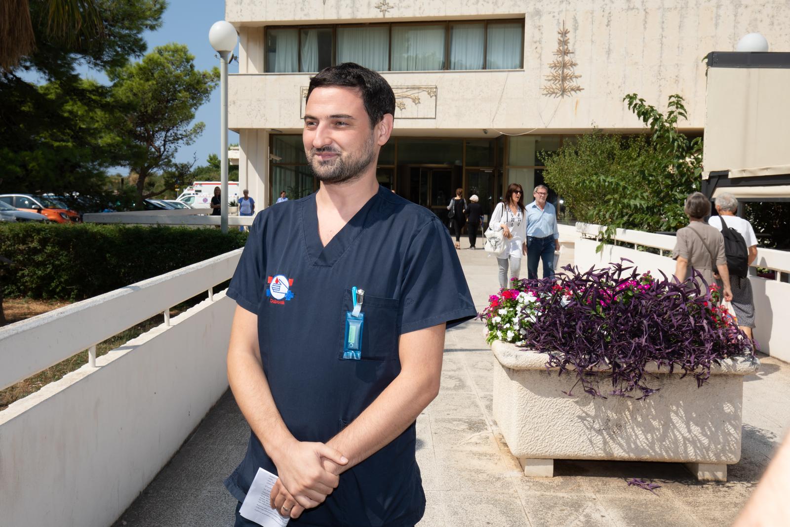 04.09.2019., Dubrovacka bolnica, Dubrovnik - Medicinske sestre i tehnicari, ali i dio lijecnika, prosvjedovao je danas ispred dubrovacke bolnice. Ovaj mirni prosvjed odrzan je uslijed zahtjeva sindikalista da se djelatnicima u zdravstvu povecaju place, a sto je Ministarstvo zdravstva prvo parafiralo da bi Vlada RH odbacila. Ivan Vecerin.rPhoto: Grgo Jelavic/PIXSELL