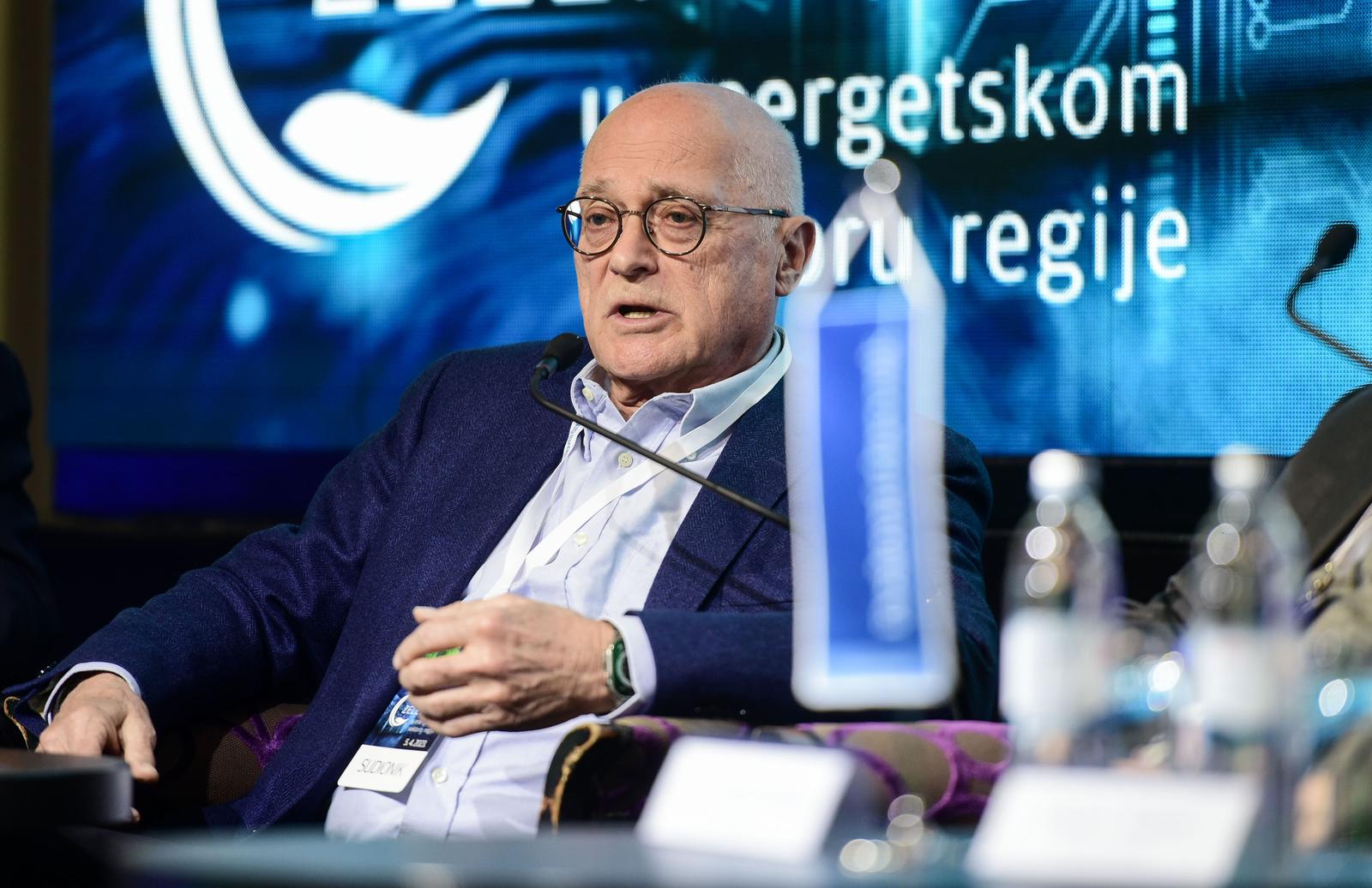 05.04.2023., Zagreb - Zapocela je konferencija Poslovnog dnevnika "Zeleni plan u energetskom sektoru". Panel diskusija na temu "Stari energenti u novim politickim okruzenjima" u kojem sudjeluju doc. dr. sc. Darko Pavlovic, savjetnik predsjednika Uprave, Plinacro, Igor Dekanic, neovisni strucnjak za energetiku, Davor Stern, neovisni energetski strucnjak i Zelimir Sikonja, predsjednik Hrvatske udruge naftnih inzenjera i geologa. Photo: Neva Zganec/PIXSELL